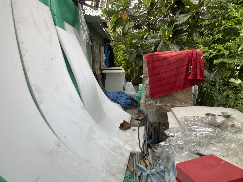 師父在屋外工作